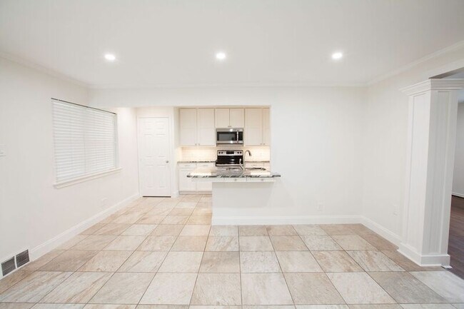 Building Photo - 10140 Shadyview Dr