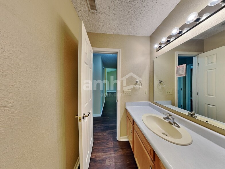 Building Photo - 412 E Pine Ridge Dr