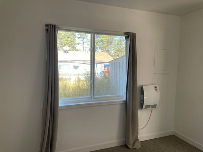 Building Photo - Woodland Park 1-Bedroom!