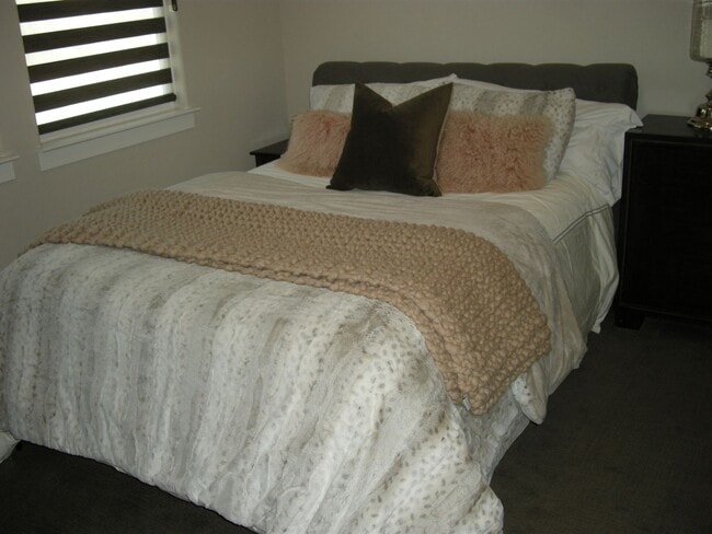 Building Photo - Fully Furnished or Unfurnished Four Bedroo...