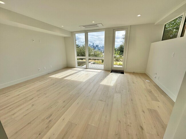 Building Photo - Stunning Queen Anne Home - Incredible Views! Available 10/1/2026!
