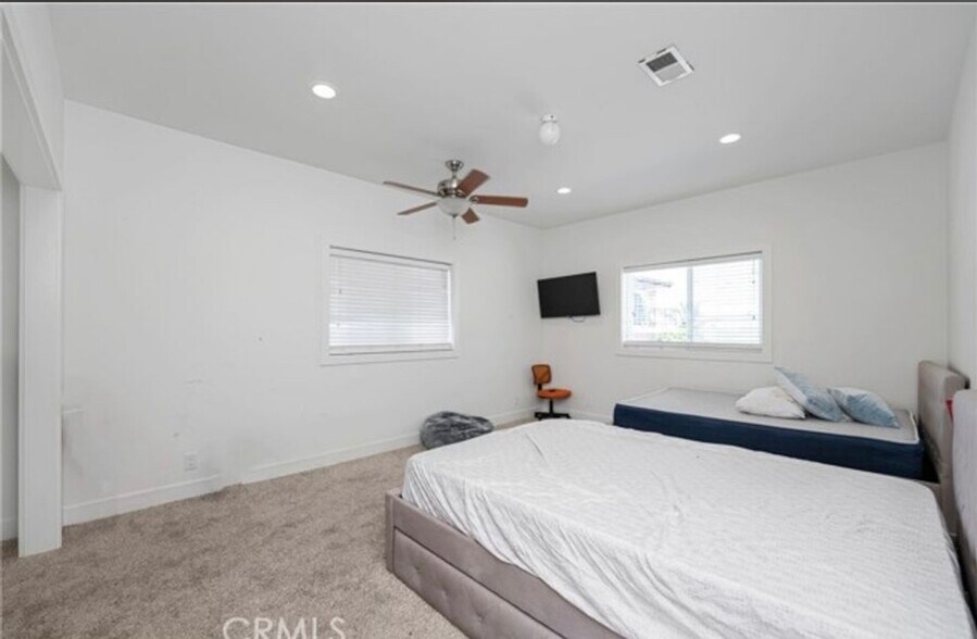 Building Photo - 2324 S Grand Ave