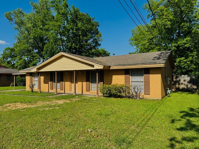 Building Photo - Cute & Cozy 3 Bedroom / 2 Bathroom in Mont...