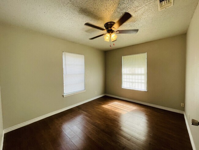 Building Photo - 4822 Hemphill Dr