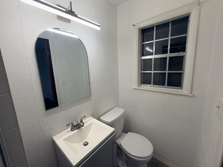 Building Photo - 2221 W 38th St N