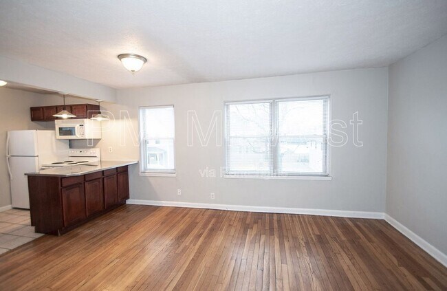 Building Photo - 140 E 19th St