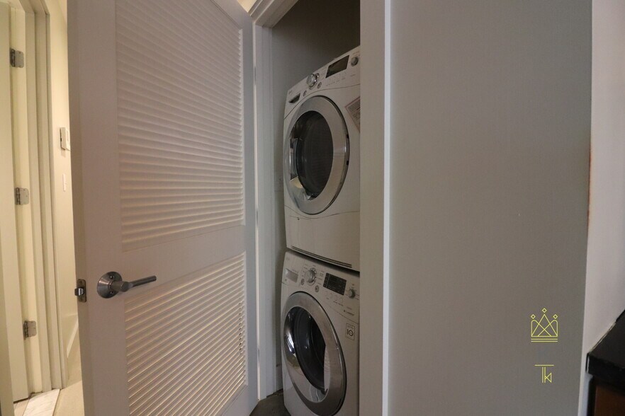 Building Photo - 20 Sunnyside St