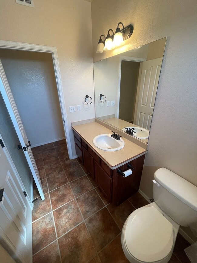 Building Photo - Lovely 4 Bedroom/2 Bath home in Parkhill E...