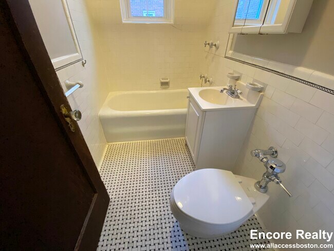 Building Photo - 110 College Ave