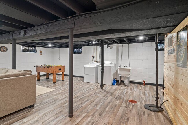 Building Photo - 1446 9th St