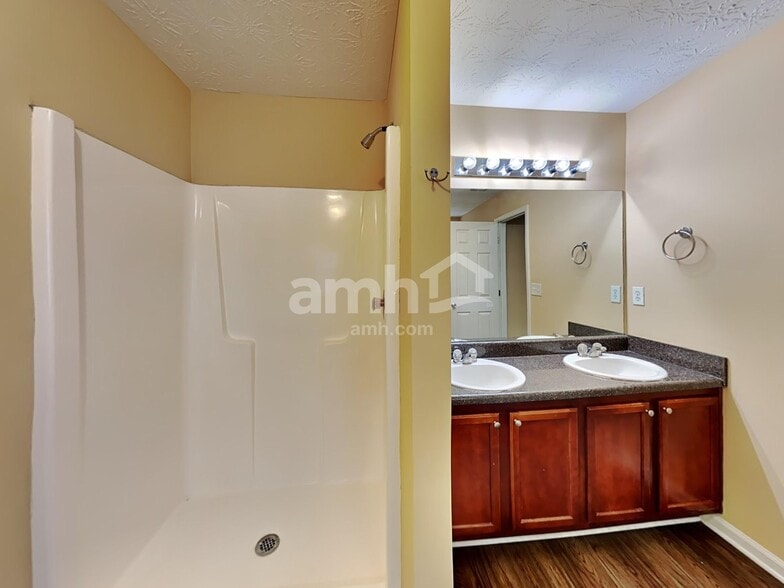 Building Photo - 221 Millstone Dr