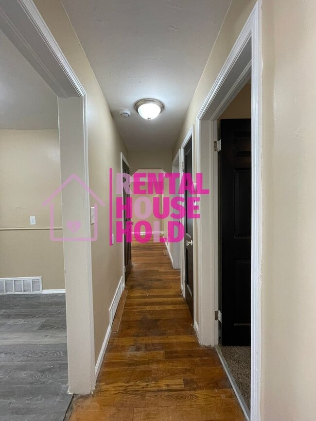 Building Photo - ~ 3 BEDROOM 1.5  BATH SINGLE FAMILY HOME~ ...