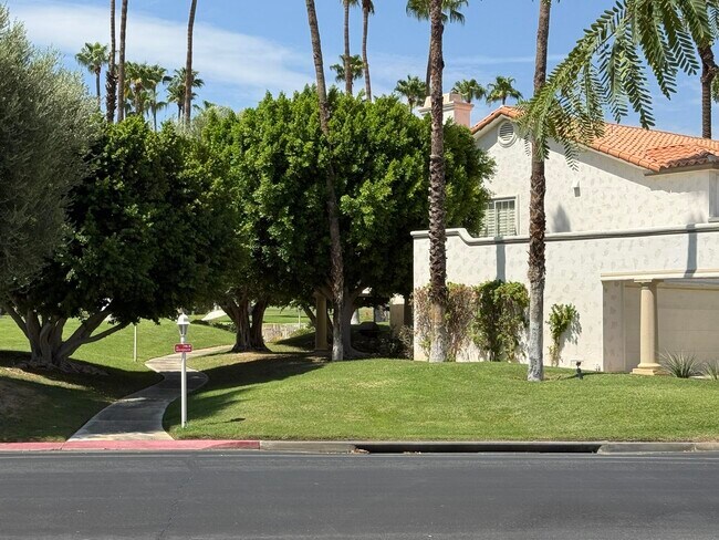 Building Photo - 326 Vista Royale Dr