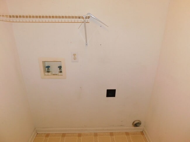 Building Photo - Location, Location, Location!!