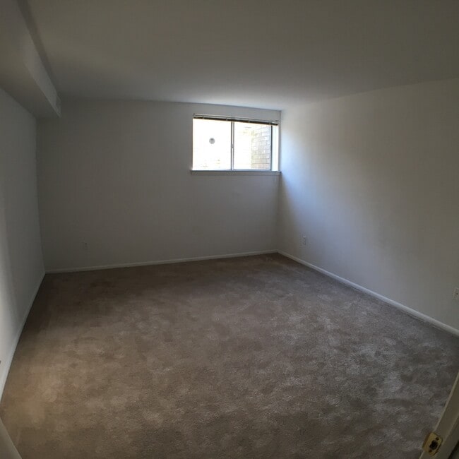 Building Photo - Spacious 1 BR 1BA split-level condo. Most ...