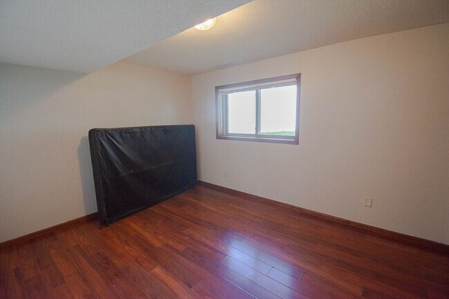 Building Photo - NW Rochester Split-Level with Vaulted Ceilings & Detached 2-Car Garage