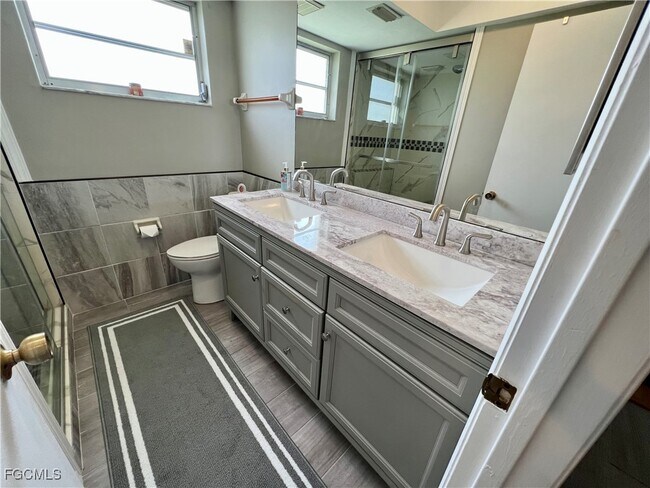 Building Photo - 10 Regency Ct