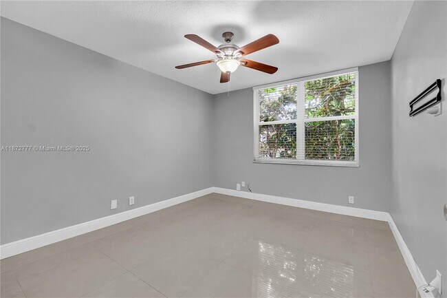 Building Photo - 9431 Live Oak Pl