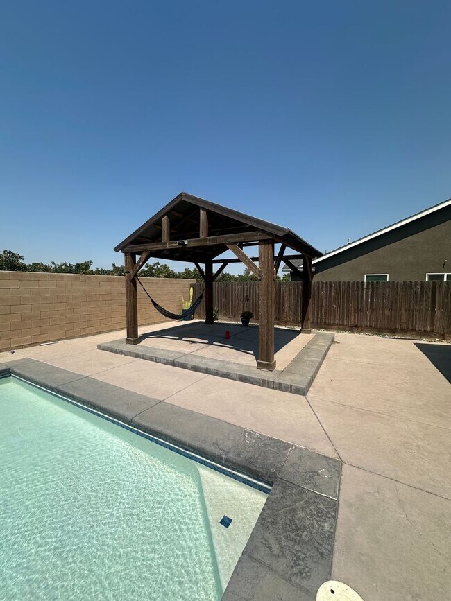 Building Photo - 4 bedroom 2 bath home in quiet Hanford nei...