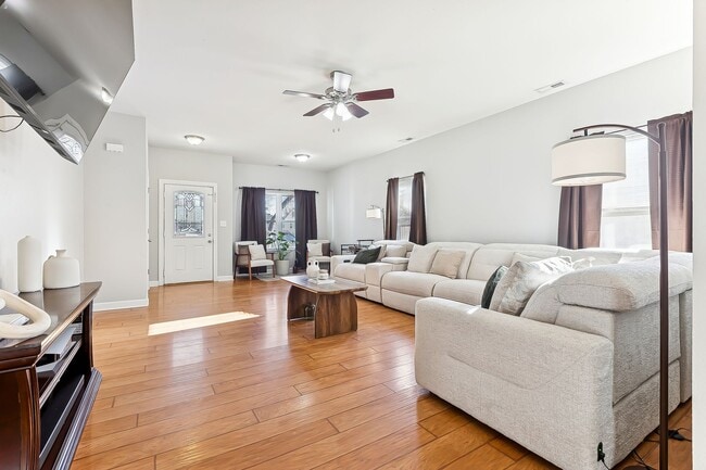 Building Photo - Stunning home in Norfolk!