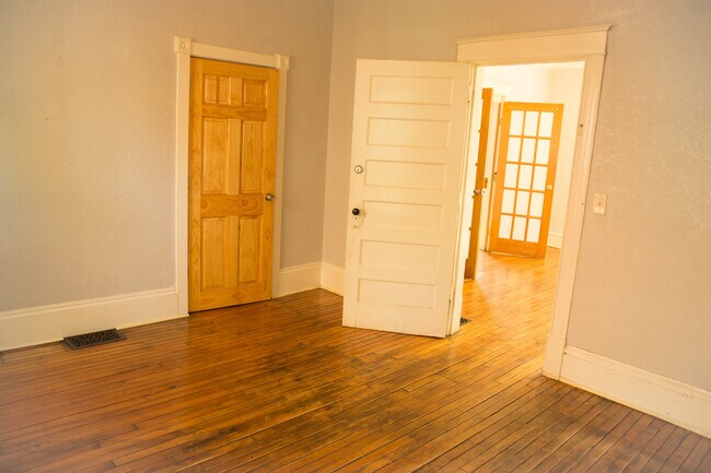 Building Photo - 1303 E Hennepin Ave