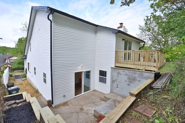 Building Photo - 252 Linden Ave