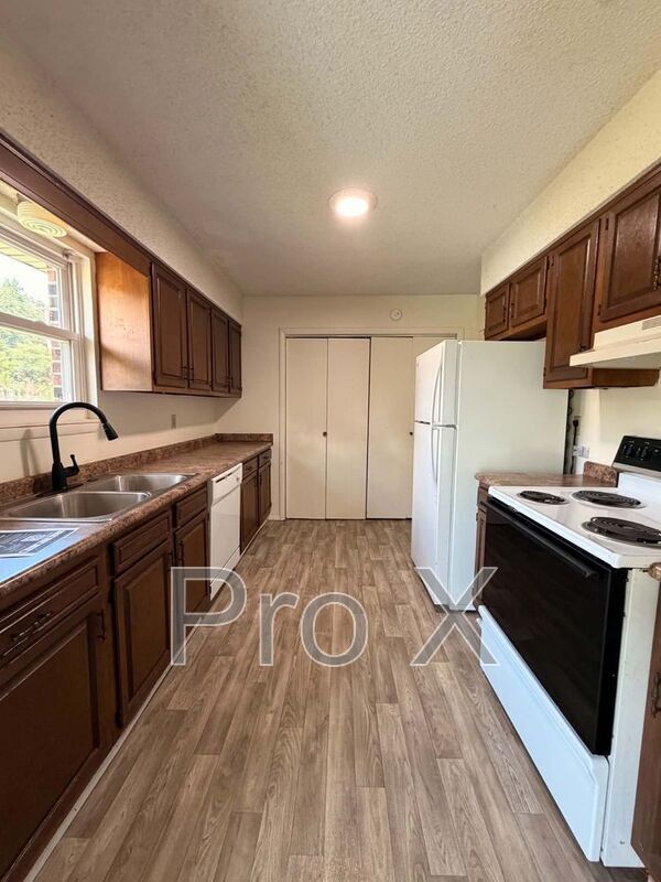 Building Photo - 3833 College View Dr