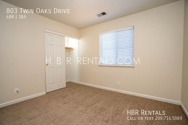 Building Photo - 803 Twin Oaks Dr