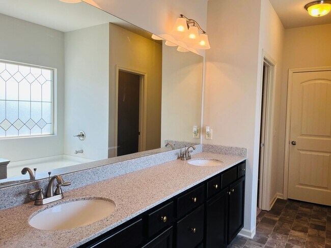 Building Photo - Wow! Check out this charming 3 bedroom 2.5 bathroom home in Newnan!