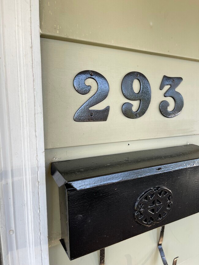 Building Photo - 293 Dogwood Dr