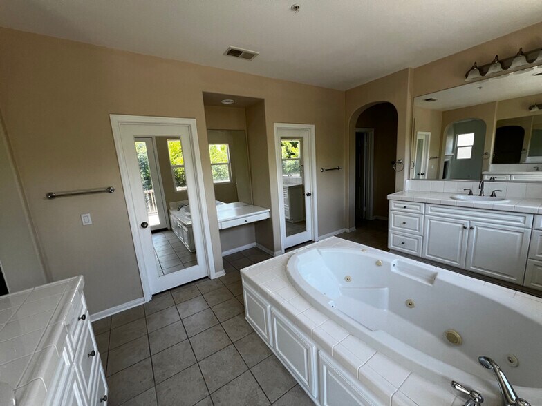 Building Photo - 12124 Scenic View Terrace