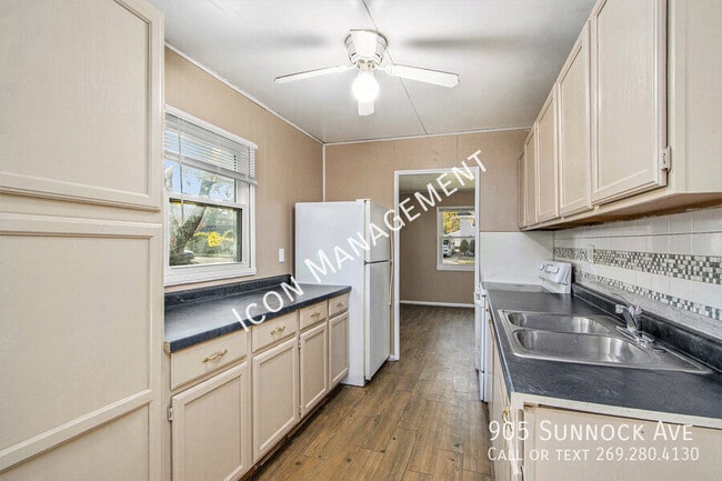 Building Photo - 905 Sunnock Ave