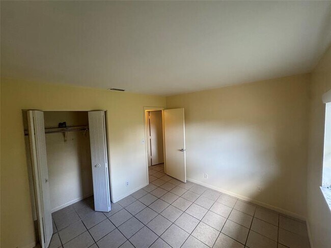 Building Photo - 5162 NE 6th Ave