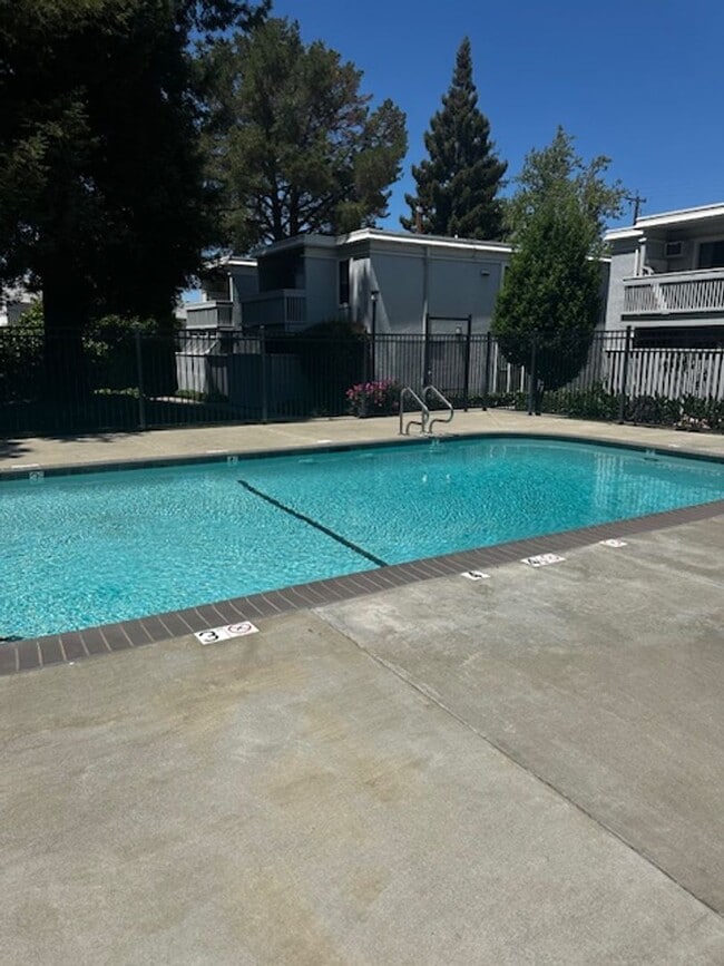 Building Photo - 2 bedroom & 1 bath condo in a parklike set...