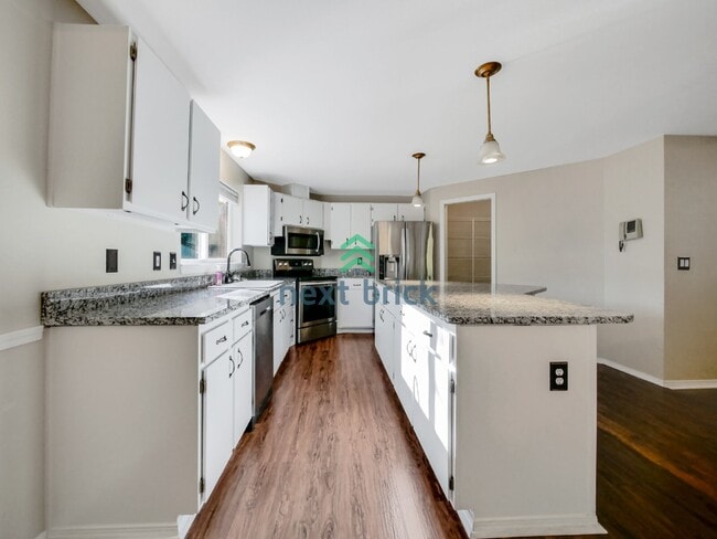 Building Photo - Spacious 3 Bedroom 2.5 Bath Highland Park Home.