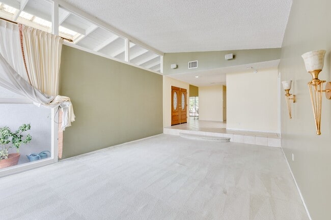 Building Photo - Spacious 3BR / 2BA Single-Story Pool Home in Granada Hills