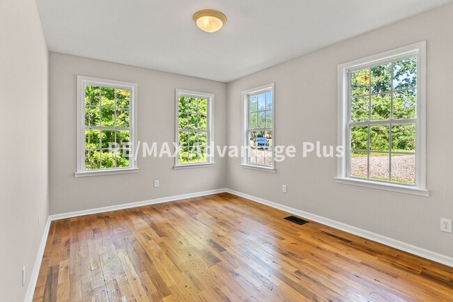 Building Photo - Picturesque 3-Bedroom Home with Cathedral ...