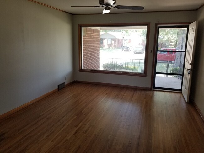 Building Photo - Midtown bungalow, beautiful hard wood floors, lots of natural light.