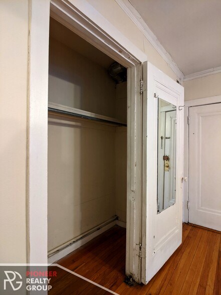 Building Photo - 1202 W Wellington Ave