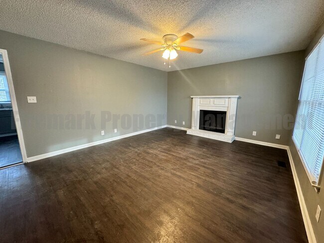 Building Photo - Newly Renovated 4 Bedroom 2 Bathroom
