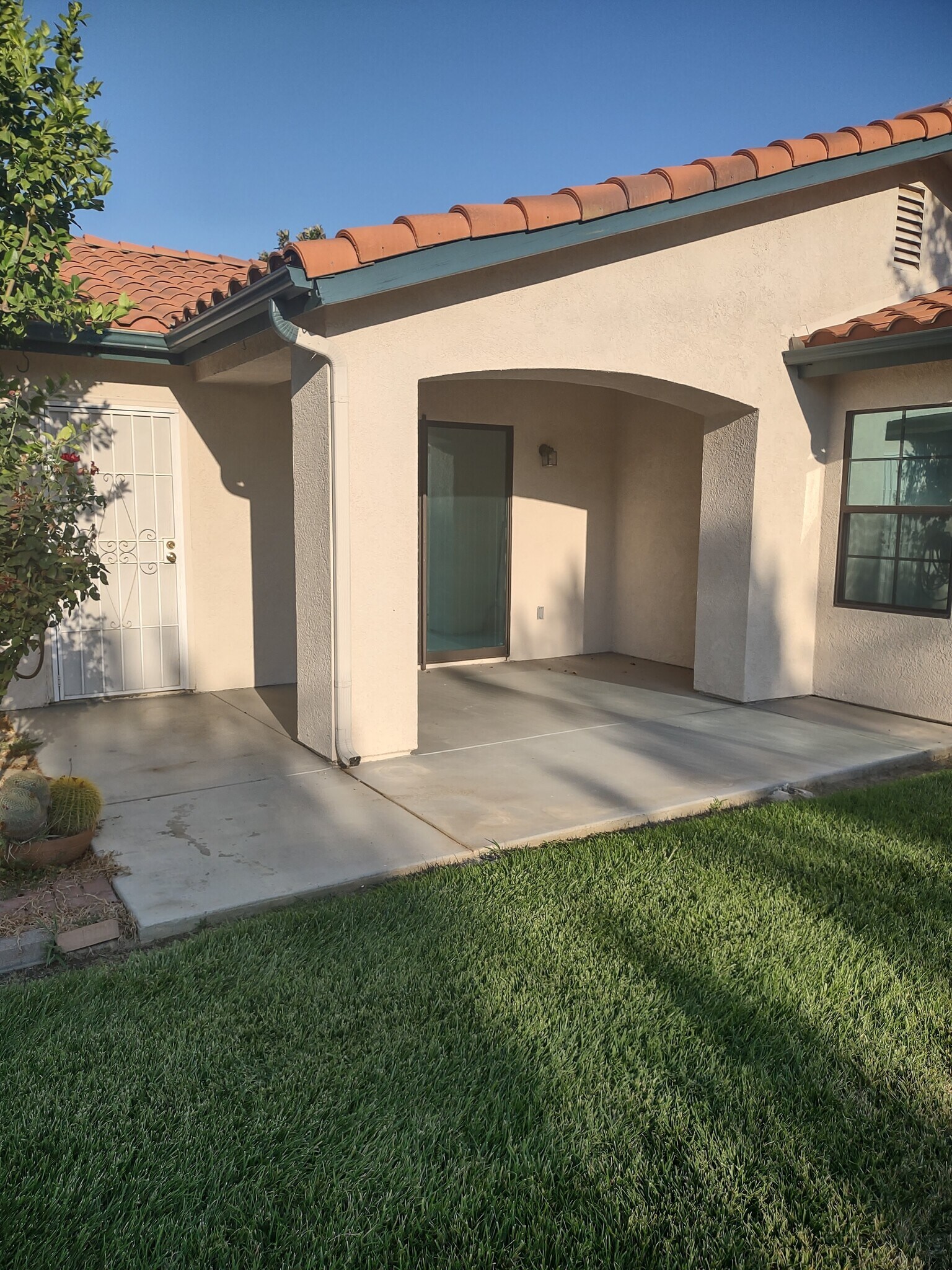 Building Photo - 1061 Mountain View Dr