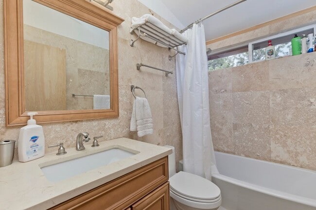 Building Photo - Stylish & Spacious Mountain Home – Fully U...
