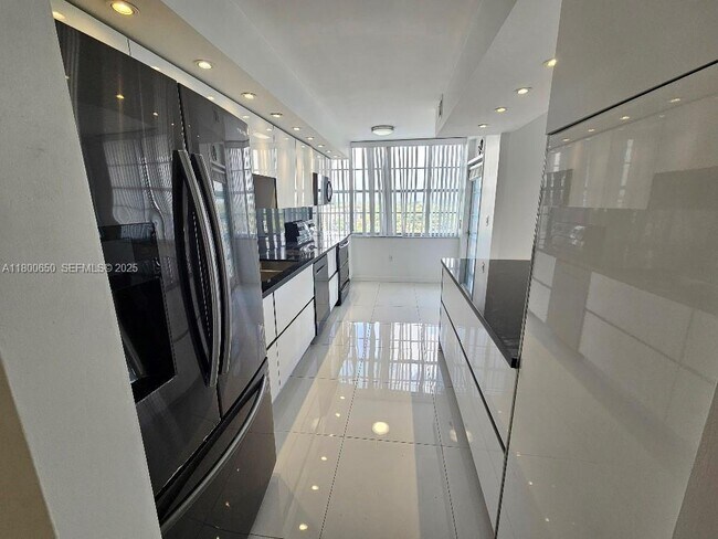 Building Photo - 18051 Biscayne Blvd