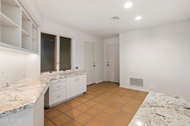 Building Photo - 6700 E Hawksnest Rd