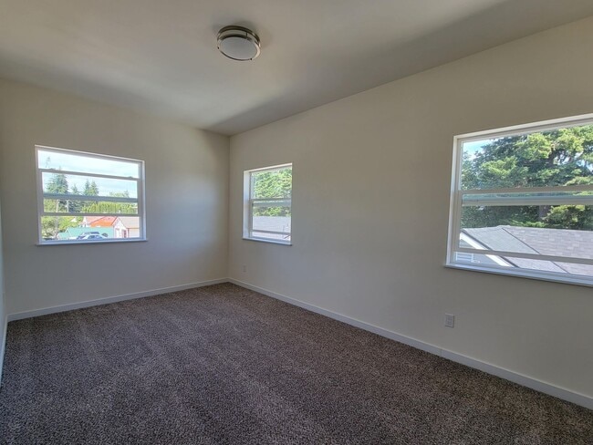 Building Photo - Remodeled, bright and spacious 3 bed close to ferries and base