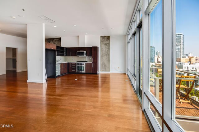 Building Photo - 1100 S Hope St