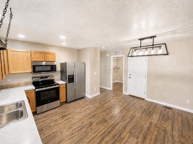 Building Photo - Easy-Living 3 Bed, 2 Bath Home with Double Garage, Pool Access & Private Courtyard