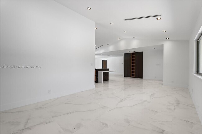 Building Photo - 5020 Hawkhurst Ave