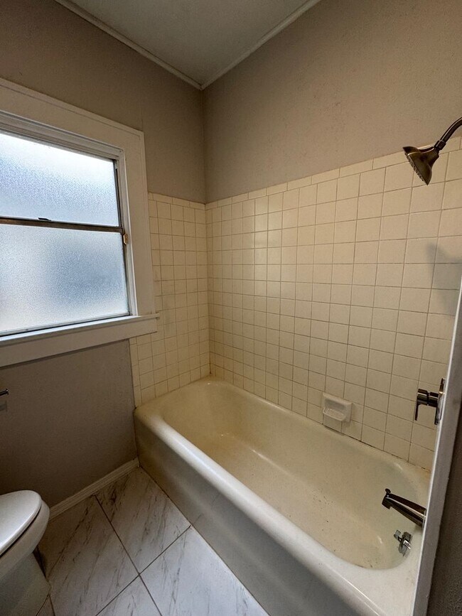 Building Photo - Updated Farm House in Central Waco