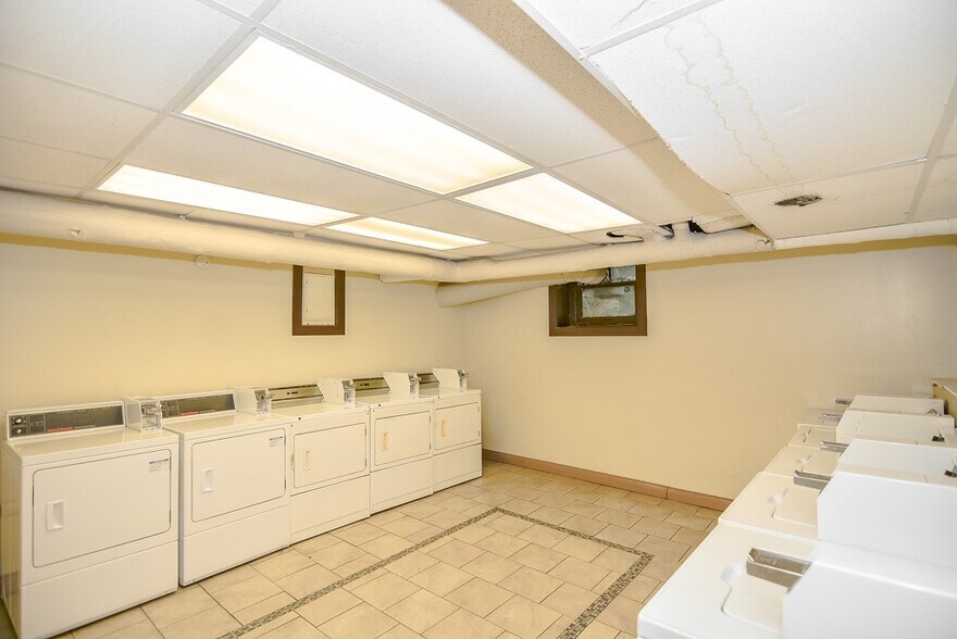 Building Photo - 629 W Belmont Ave